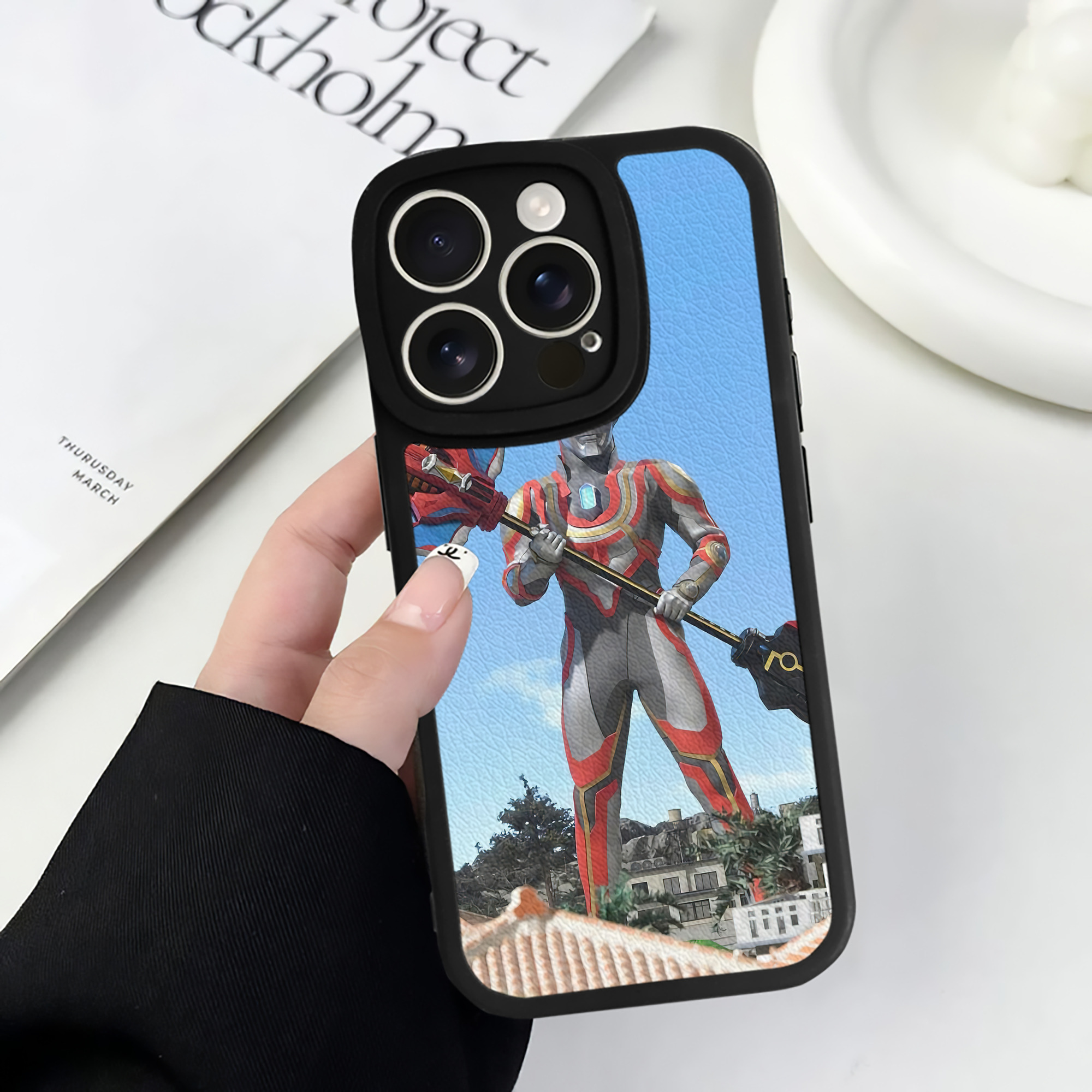 （画像用） ウルトラマン Ultraman 【iPhone 16シリーズ対応】シリコンスマホケース（レザー調） 材質：シリコン